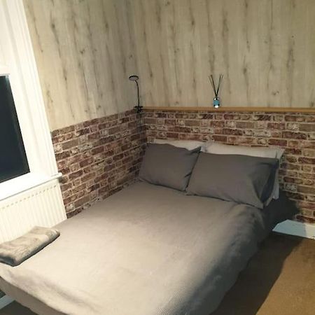 Spacious Bedroom With Private Bathroom. Abbey Wood Экстерьер фото