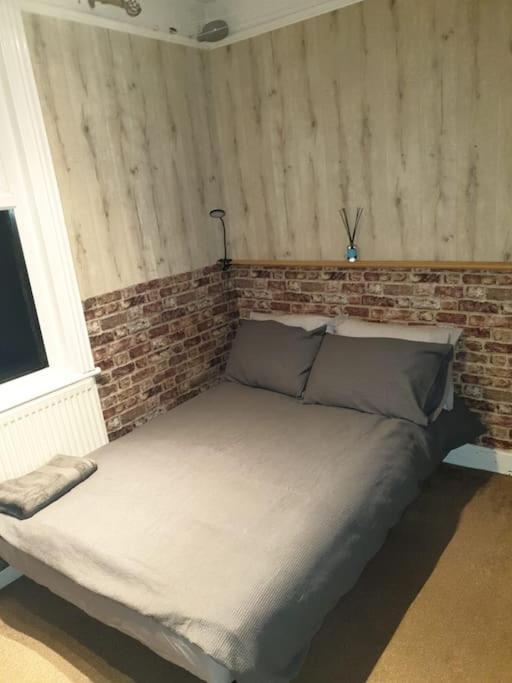 Spacious Bedroom With Private Bathroom. Abbey Wood Экстерьер фото